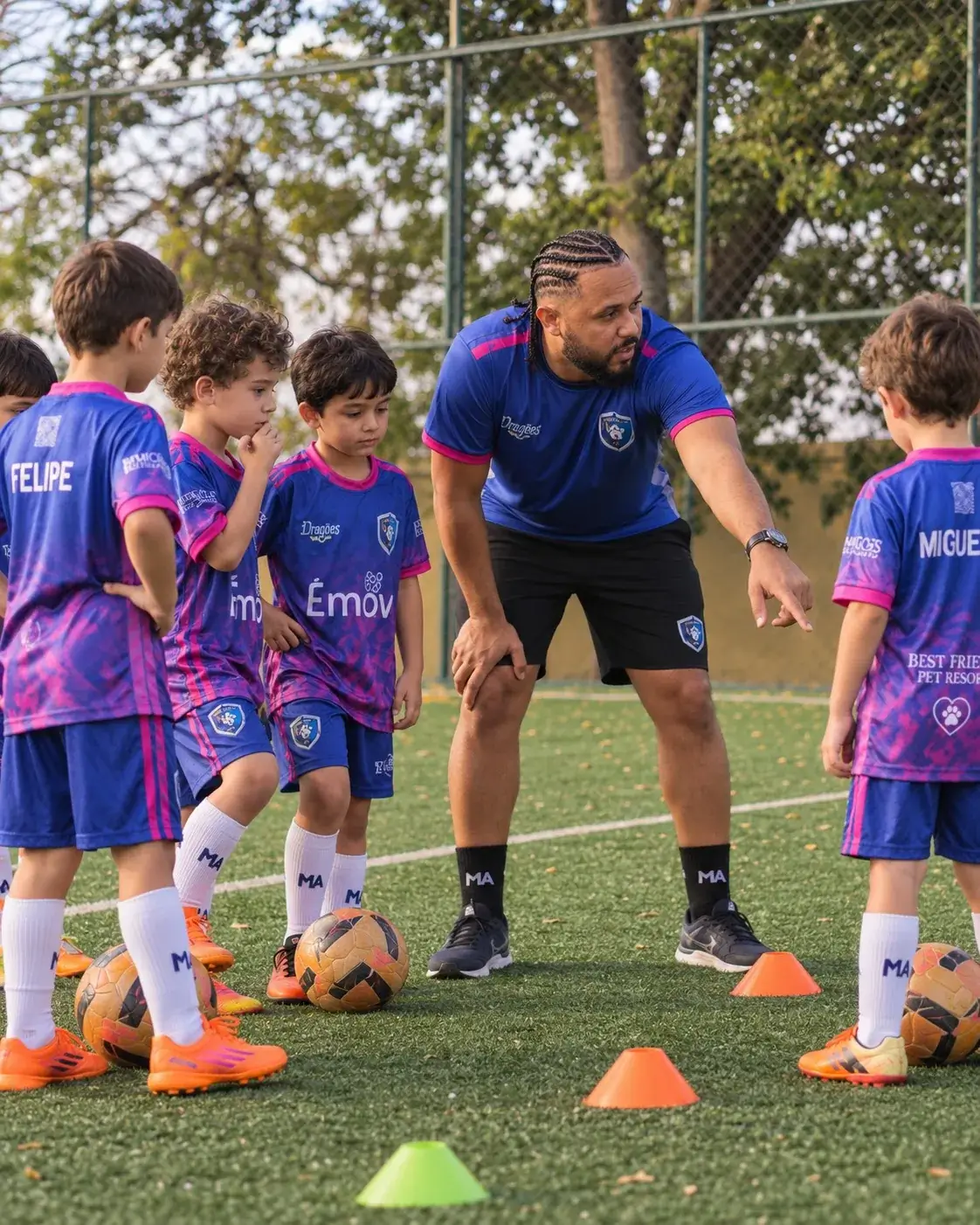 Professor acompanhando crianças durante uma atividade no campo