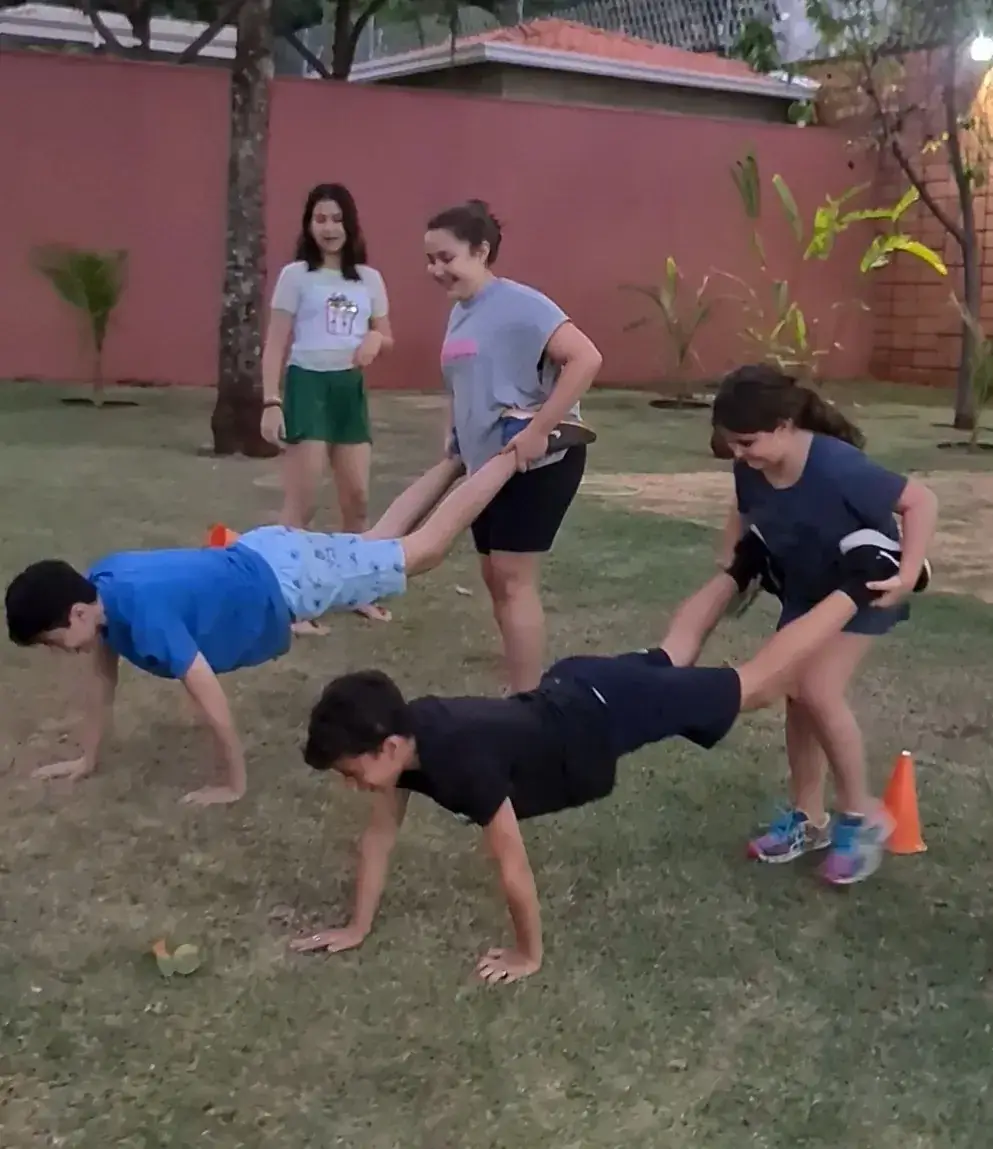 Crianças em uma atividade de equilíbrio e movimento ao ar livre