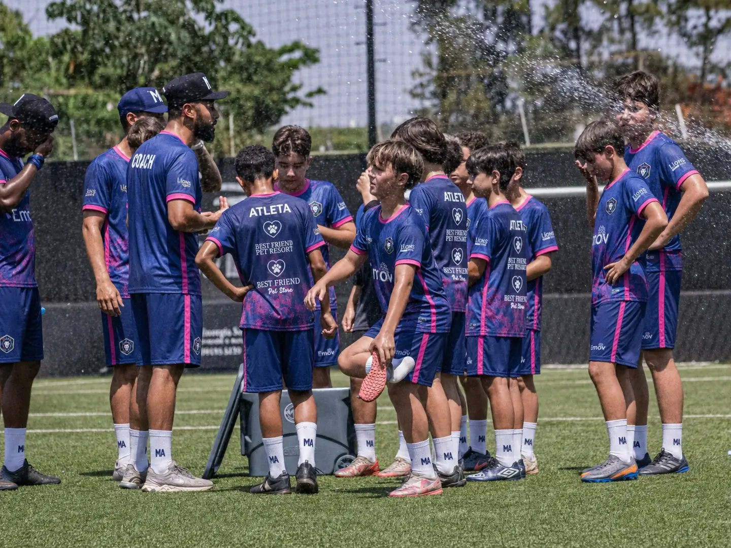 Crianças da Lions reunidas em roda no gramado