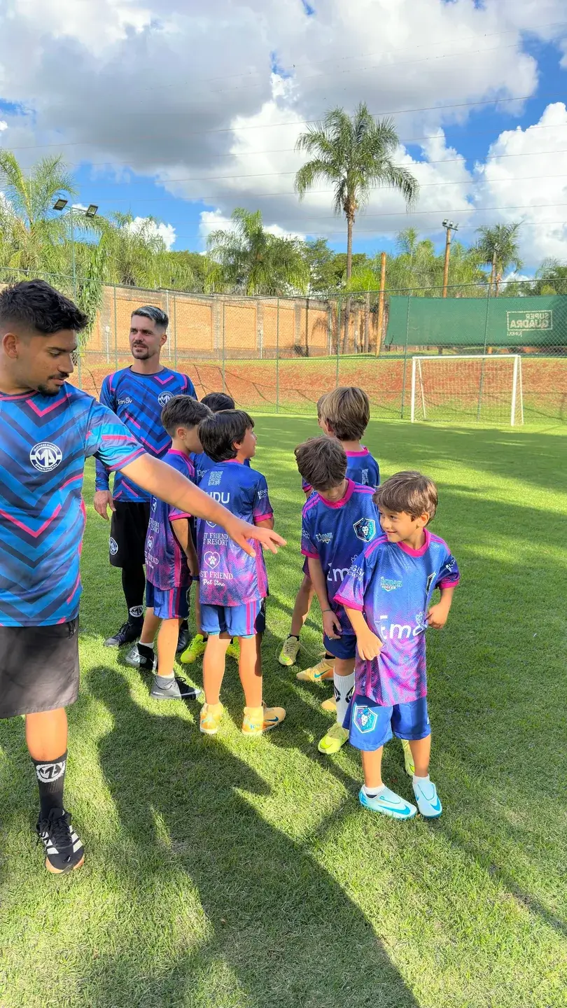 Crianças com o uniforme da Lions reunidas no campo
