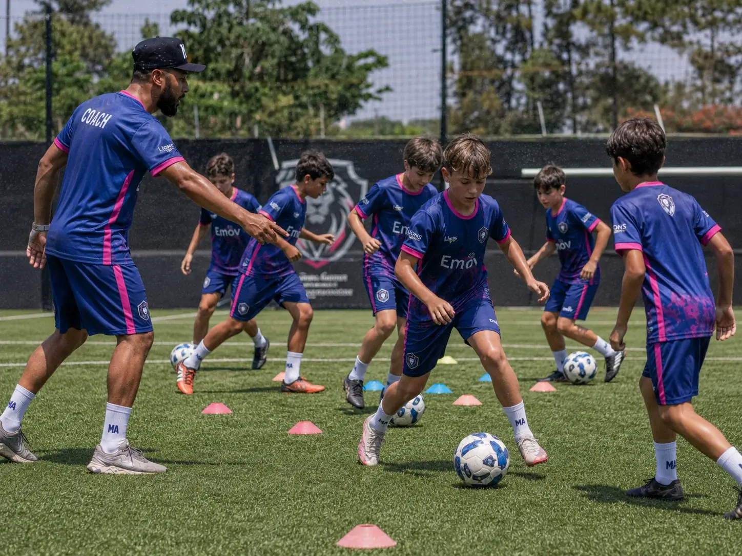 Vivência de futebol com orientação da equipe Lions